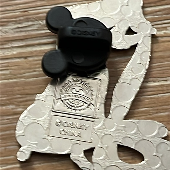 Disney 2020 Rupunzel official Disney trading pin with logo on the back. - Picture 4 of 4
